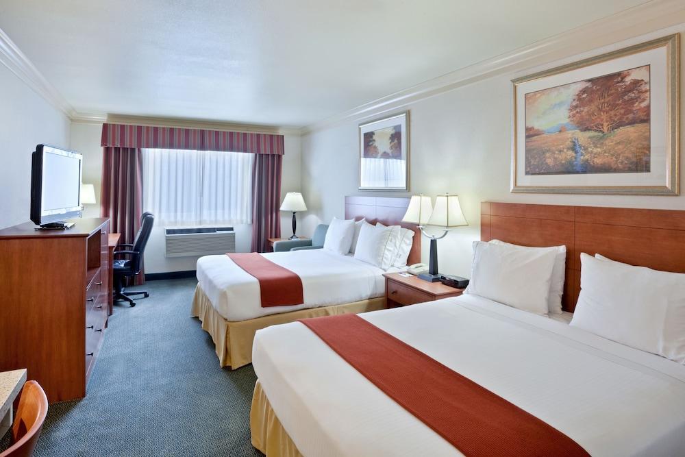 Holiday Inn Express Hotels & Suites Burlington By Ihg Exterior photo