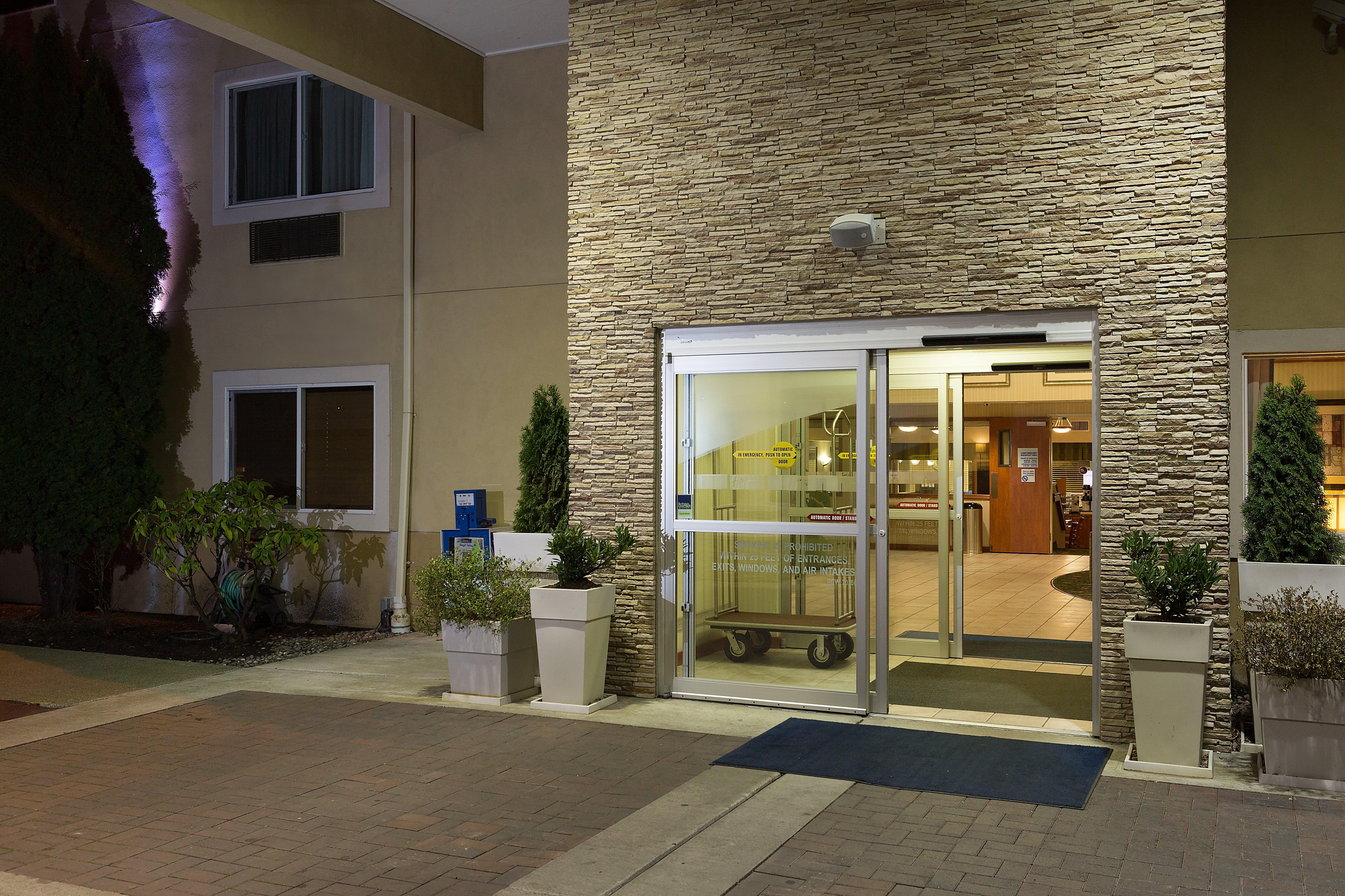 Holiday Inn Express Hotels & Suites Burlington By Ihg Exterior photo