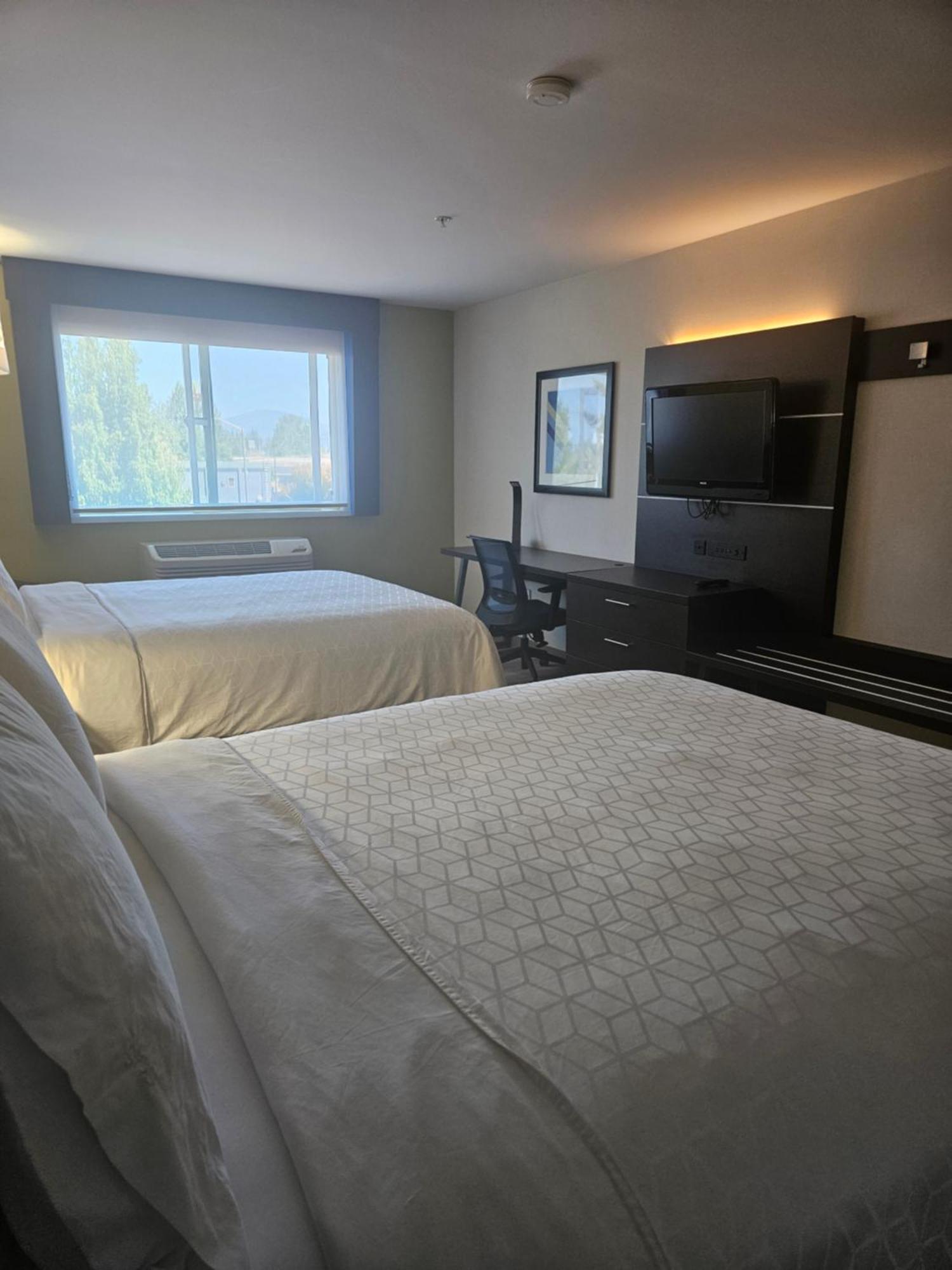 Holiday Inn Express Hotels & Suites Burlington By Ihg Exterior photo