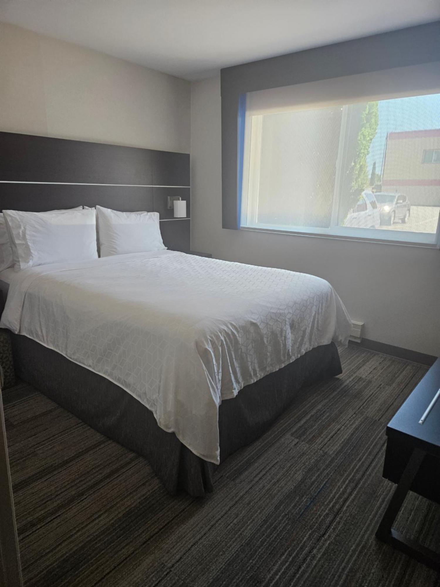 Holiday Inn Express Hotels & Suites Burlington By Ihg Exterior photo