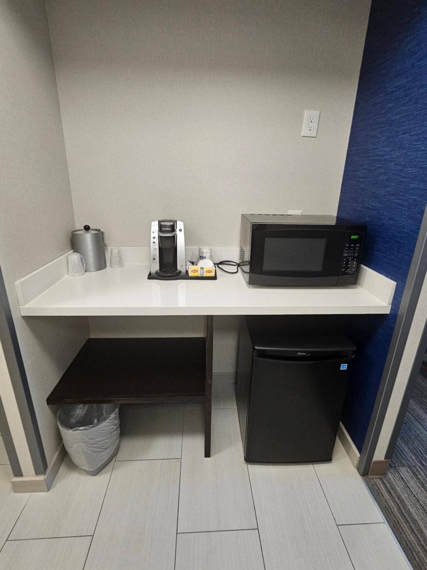 Holiday Inn Express Hotels & Suites Burlington By Ihg Exterior photo