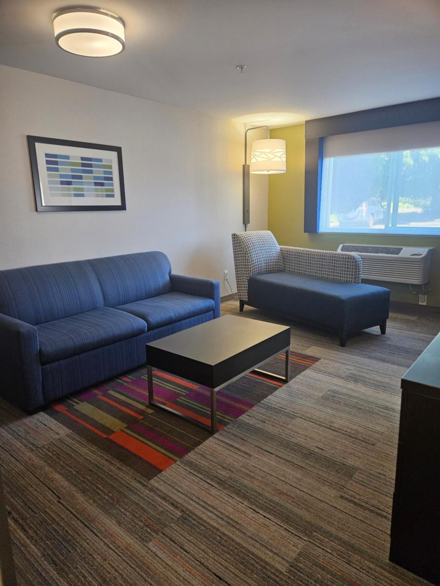 Holiday Inn Express Hotels & Suites Burlington By Ihg Exterior photo