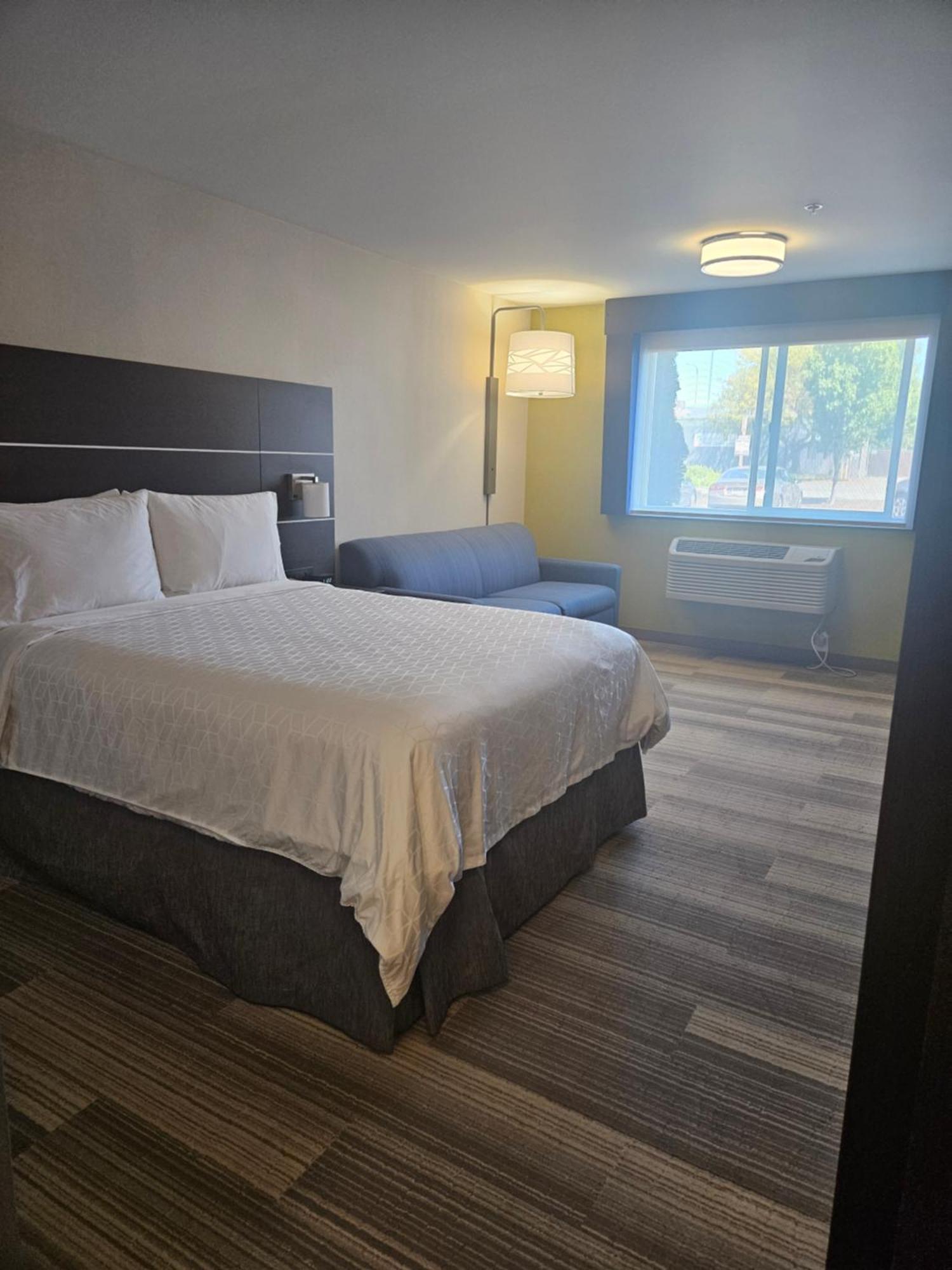 Holiday Inn Express Hotels & Suites Burlington By Ihg Exterior photo