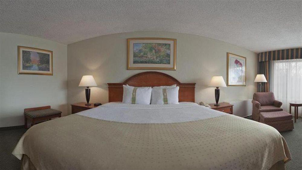 Holiday Inn Express Hotels & Suites Burlington By Ihg Exterior photo