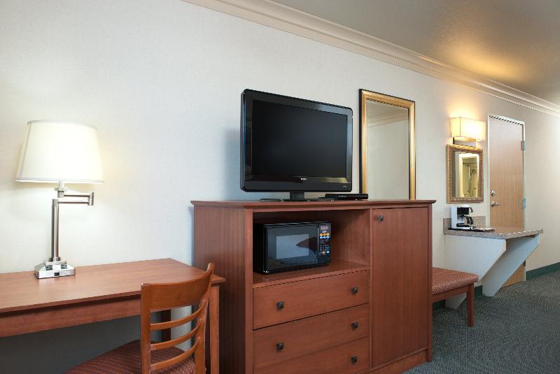 Holiday Inn Express Hotels & Suites Burlington By Ihg Exterior photo